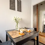 Center & Old Town Cozy Flat #smart Tv #fast Wi-fi #metro 아파트 *